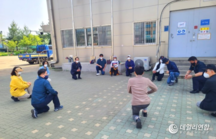 사진= 친환경걷기위드유로 참석한 회원들이 주민들과 체조하는 모습`
