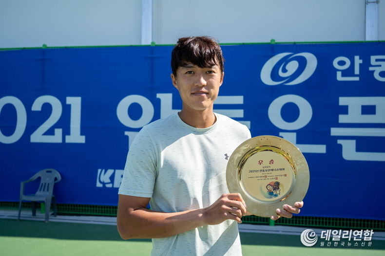 세통시 테니스 팀 남지성 선수가 2021 안동오픈테니스대회 남자 단식에서 우승을 차지했다.