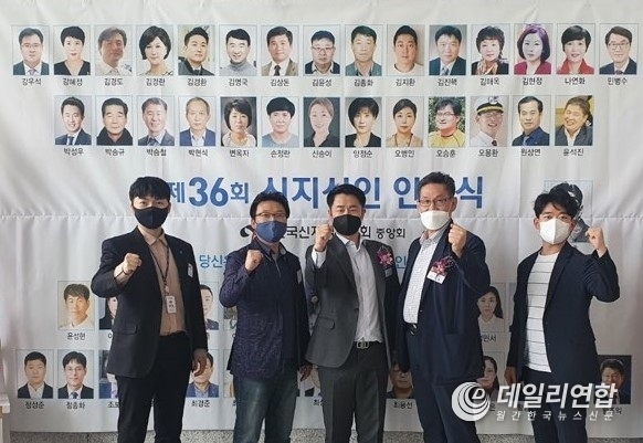 쿠션테크 박성우 대표(가운데)와 팀 단체 사진