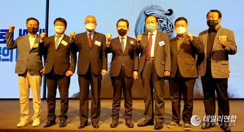 세계e스포츠서포터즈(Wess) 좌측에서)김성철 총무국장(달려라 세균맨 팬클럽 까페지기), 조수철 사무총장, 우덕수 상임부총재, 정세균 전 국무총리, 김종덕 서포터즈(예은교회 목사), 전재영 서포터즈, 한인철 서포터즈(운현포럼 차장)이 힘찬 응원