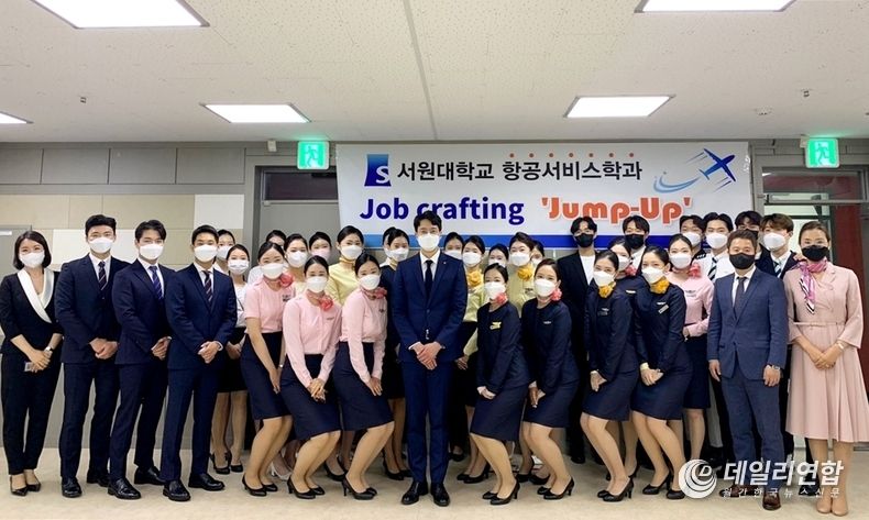 제주항공 객실기획팀장을 초청하여 항공운송사업에 관한 특강 진행 후 기념 사진
