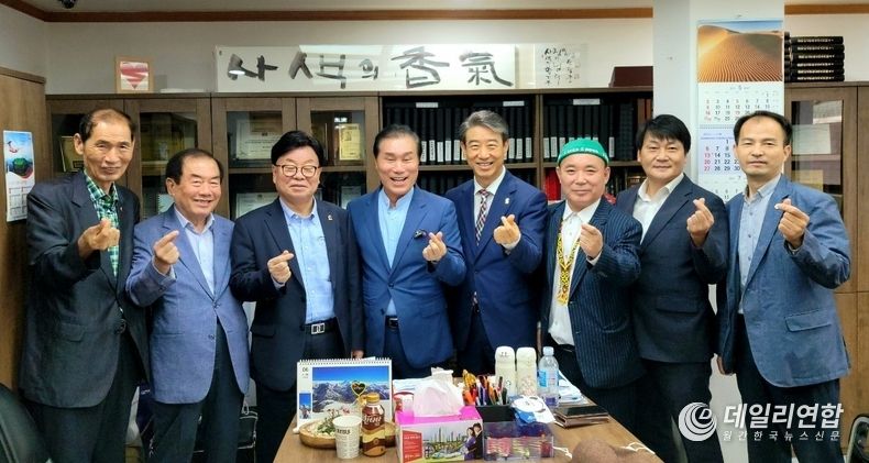 좌측부터 새시대노인회와 광주광역시 박정진 지부장, (주)상생 표수길 대표, 새시대노인회 중앙회 주동담 회장, WESS 박희영 총재, WESS 박용수 의장, WESS 김재덕 총괄사업단장, WESS 조수철 사무총장, WESS 이운희 청년위원장이 주동담 회장을 고문으로 추대하고 기념촬영을 하고 있다. 