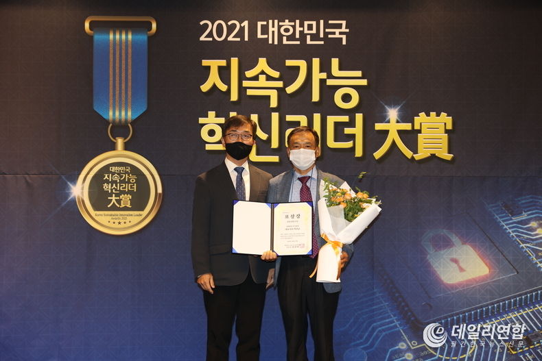 김준형 머니투데이 전무이사(왼쪽)와 박진균 기백건설 대표이사(오른쪽) (사진=조직위원회)