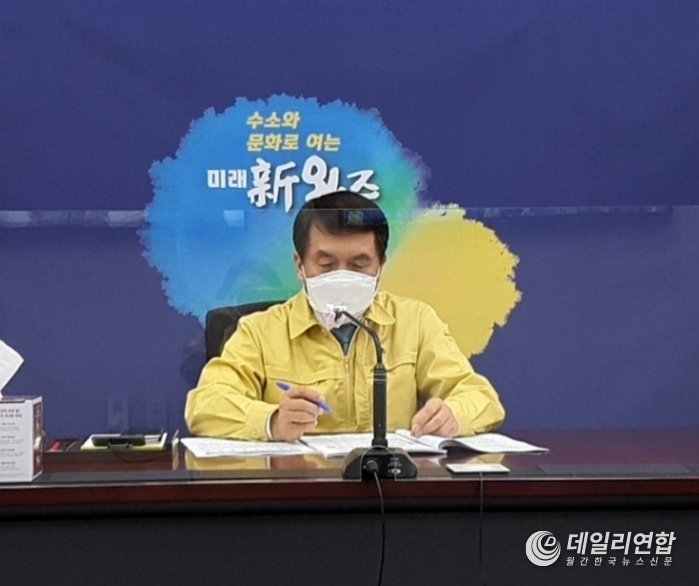 박성일 완주군수가 코로나19 4차 대유행 극복 긴급 메시지를 전하고 있다(사진=완주군청)