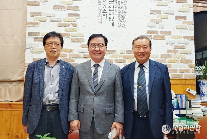 집회 후 장종태 장로(가운데)와 오금표 목사(오른쪽)./사진=이승주 기자