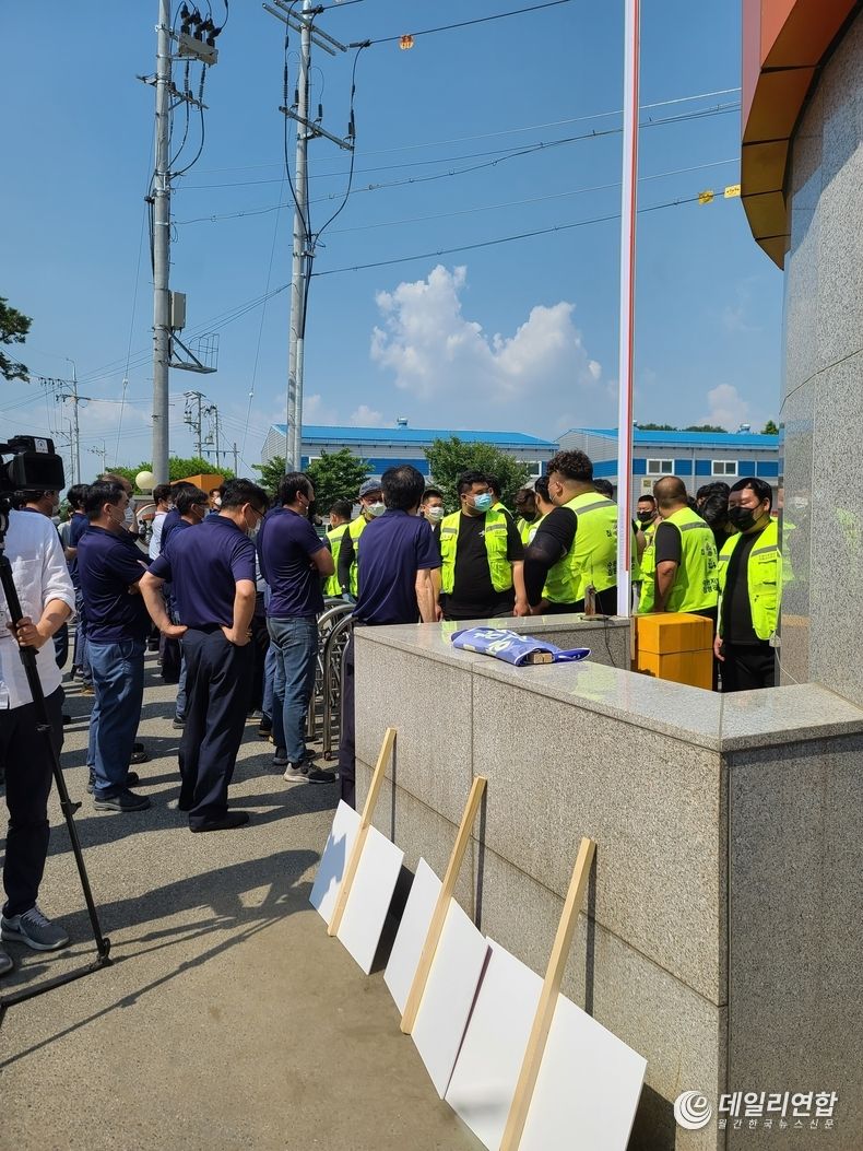 강제진입을 준비하고있는 사설 용역 직원들