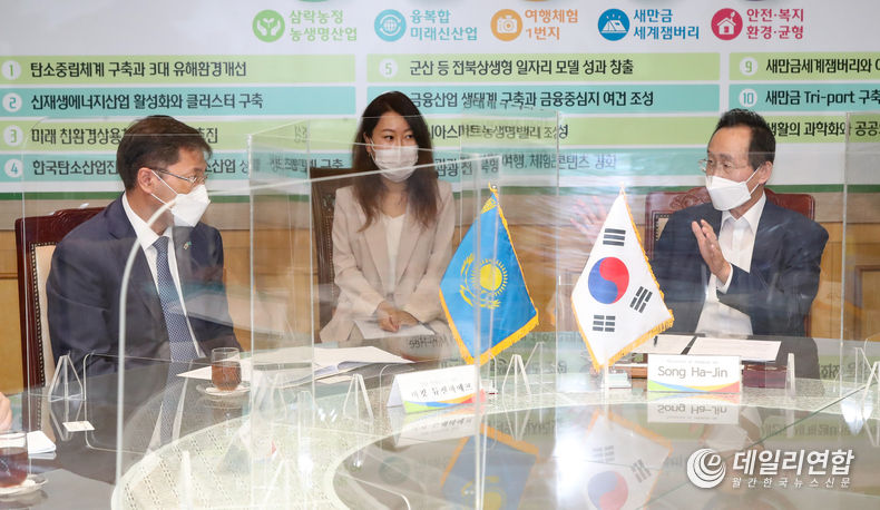 21일 도청 회의실에서 송하진도지사가 전북을 방문한 바킷 듀센바예프 주한 카자흐스탄 대사와 농업, 경제등 교류‧협력 방안 논의를 갖고 있다.(사진=전북도청)
