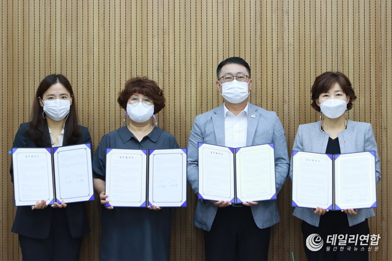 희망디딤돌 전북센터(센터장 김미선)는 (사)한국아동청소년그룹홈연합회 전북지부(지부장 서영희), 전라북도가정위탁지원센터(센터장 장화정)와 전라북도 내 보호아동·청소년의 자립지원을 위한 업무협약을 체결했다고 23일(금), 밝혔다. 사진은 왼쪽부터 김미선 희망디딤돌 전북센터장, 서영희 (사)한국아동청소년그룹홈연합회 전북지부장, 장화정 전라북도가정위탁지원센터장, 김경환 사회복지법인 굿네이버스 전북지역본부장.(자료제공=희망디딤돌 전북센터)