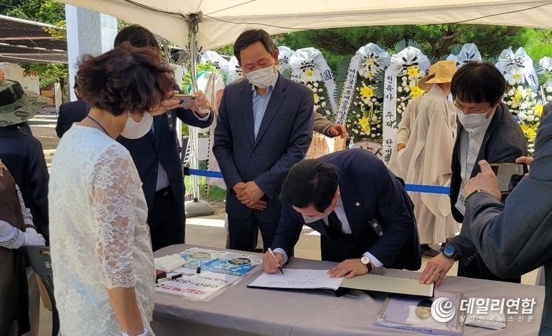 월주(月珠)스님 분양소 찾은 김두관 의원, 영정 앞 손모아 삼배 추모(사진=데일리연합)