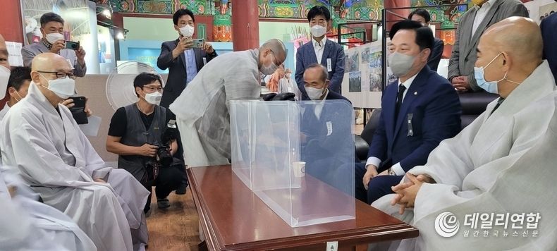 월주(月珠)스님 분양소 찾은 김두관 의원, 영정 앞 손모아 삼배 추모(사진=데일리연합)
