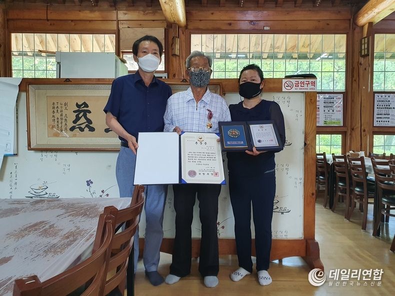 남원시, 625 참전유공자 유춘근님께 화랑무공훈장 전수 (사진=남원시청)