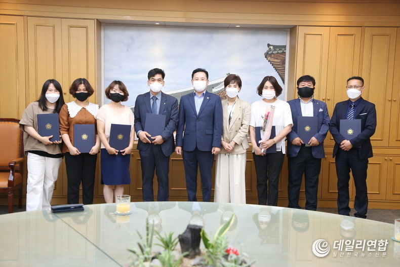 김이재 의원, 서신동 주민자치위원회 마을계획 추진단 지역사회 발전 표창(사진=전북도의회)