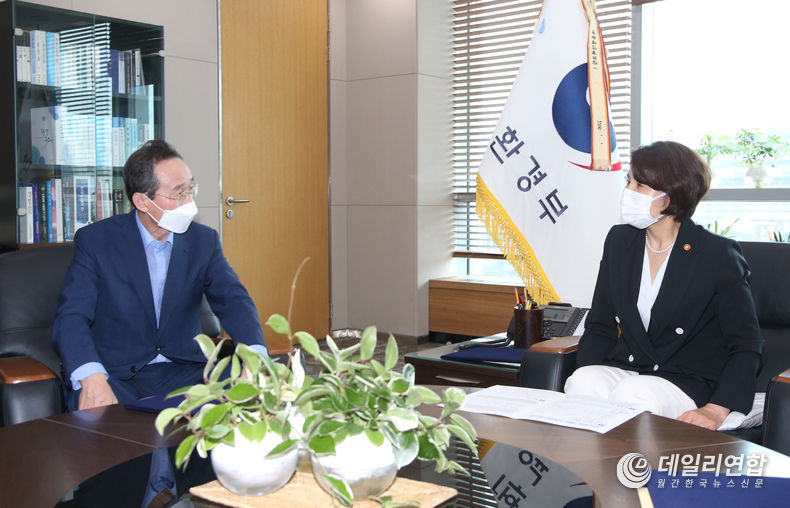 송하진도지사, 댐 하류 수해보상관련 환경부장관에게 건의문 전달(사진=전북도청)