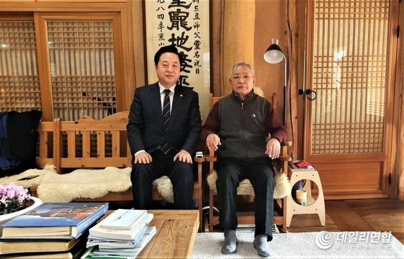 노무현 대통령의 ‘정신적 지주이자 민주화 운동 대부 송기인 신부' 김두관 후보 후원회장 맡는다(사진=김두관 의원실)