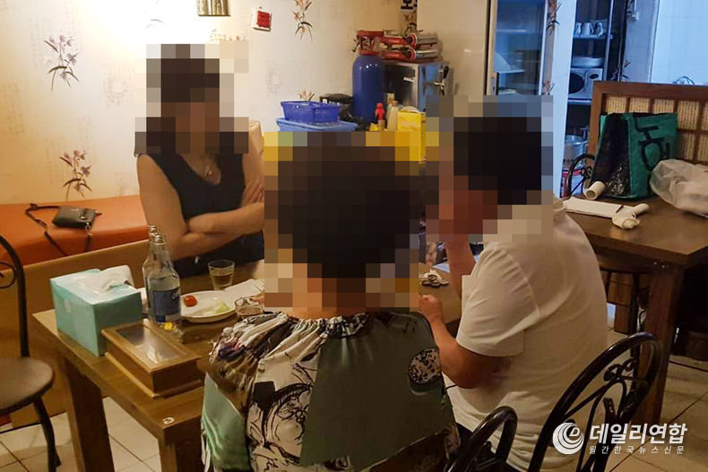 수도권에 최고 강도인 4단계 거리두기 적용에도 대유행의 불길이 잡히지 않고 비수도권도 거리두기를 3단계로 격상한 가운데 방역수칙을 위반한 도내 일부 업소들이 적발됐다.(자료=전북도청)
