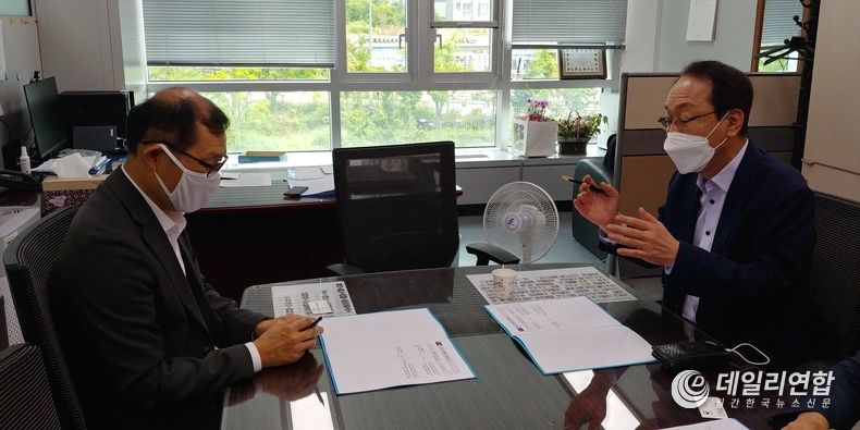 우범기 정무부지사, 막바지 단계 예산심의가 진행 중인 기획재정부를 방문하여 ‘새만금 상용차 자율협력주행 화물물류서비스 실증지역 조성’, ‘풍력 핵심 소재․부품 엔지니어링센터 구축’, ‘소형 해양무인시스템 실증플랫폼 구축’ 등 신산업지도를 채울 동력사업 예산 확보에 총력을 다하 고 있다.(사진=전북도청)