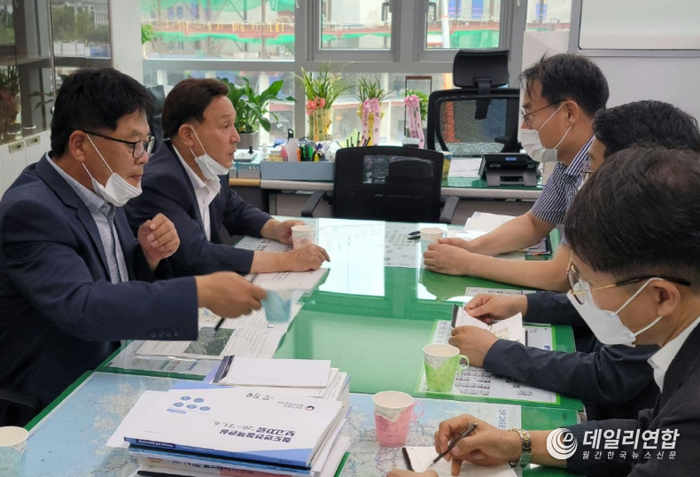 강임준 군산시장, 국토부 철도국 강희업 국장 면담(사진=군산시)
