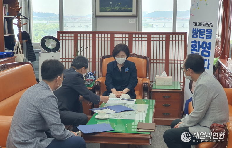 황숙주 순창군수 국가예산확보 진선미 국토교통위원장 면담(사진=순창군청)