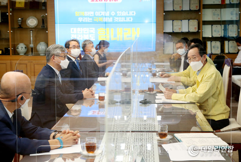 13일 전북도청 회의실에서 송하진 도지사를 비롯해 도내 대학교병원장, 전라북도병원협회장, 전라북도의사협회 및 감염병 관련 전문가 등이 참석한 가운데 코로나19 대응 전문가 자문회의를 가지고 있다.(사진=전북도청)