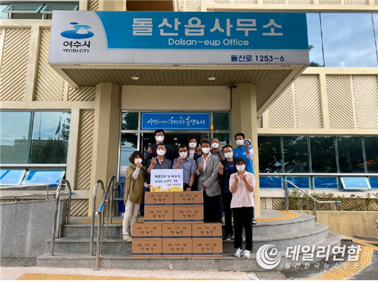 사진=서현건축사사무소는 지난 11일 여수시 돌산읍에 거주하는 한부모 42가구의 건강한 여름나기를 위해 삼계탕 100인분을 후원했다.