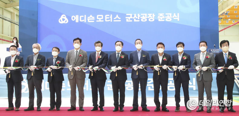 전북 군산형 일자리 에디슨모터스(주) 군산공장 준공식이 19일 새만금산업단지 1공구에서 열린 가운데 송영길 민주당 대표, 문승욱 산업부장관, 송하진도지사, 강영권 에디슨모터스 회장 및 참석자들이 테잎컷팅을 하고 있다(사진=전북도청)