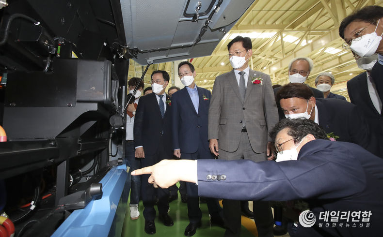 전북 군산형 일자리 에디슨모터스(주) 군산공장 준공식이 19일 새만금산업단지 1공구에서 열린 가운데 송영길 민주당 대표, 문승욱 산업부장관, 송하진도지사, 강영권 에디슨모터스 회장 및 참석자들이 에디슨모터스 생산 차량 및 생산라인을 둘러보고 있다(사진=전북도청)