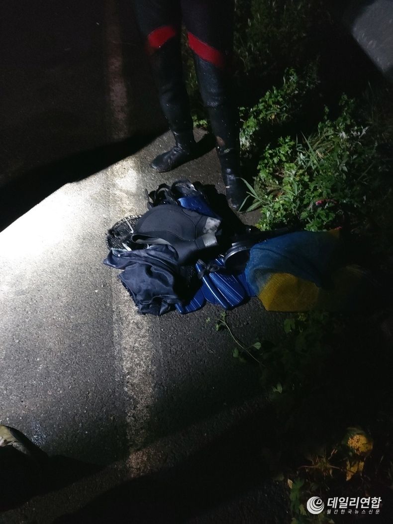 잠수복과 오리발로 무장한 불법채취 현장의 모습