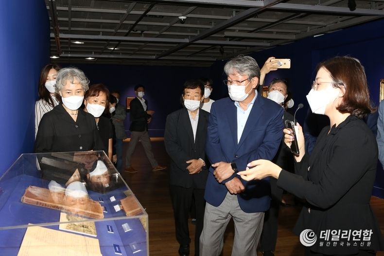 관람중인 유진섭시장(사진=정읍시청)