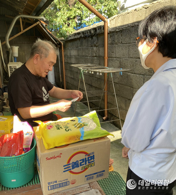 추석 명절 맞아 시기동 취약계층에 온누리상품권 전달(사진=정읍시청)