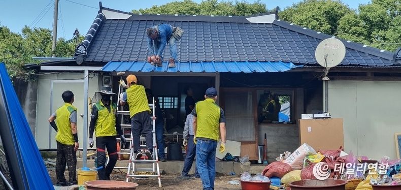 새남원라이온스클럽 장애인 가구 주거환경개선 구슬땀 (사진=남원시청)