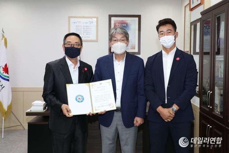 정읍스포츠클럽, 지역 인재 육성을 위한 장학금 기탁(사진=정읍시청)