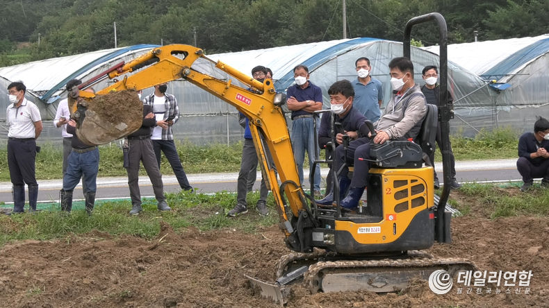 2021 명품농업대학 농업기계반 현장 실습 교육 현장(사진=남원시청)
