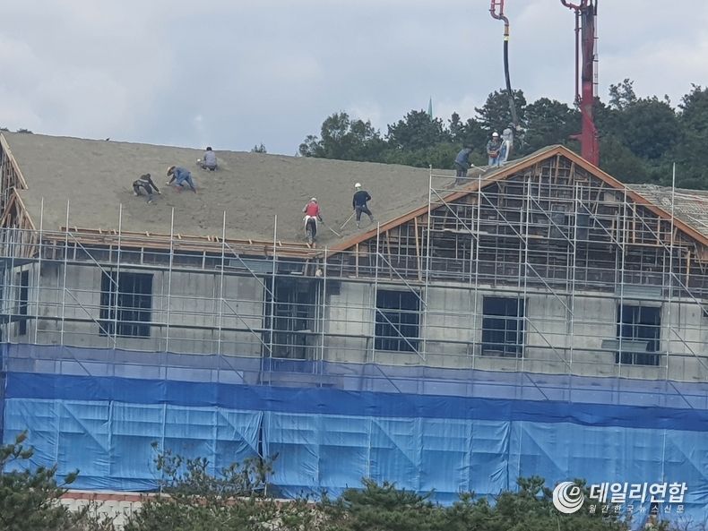 지난24일 금요일 임실N농특산물 유통센터 건립사업 지붕공사현장... 안전장비도 없이 공사중 8명 작업자중 4명은 안전모착용, 4명은 미착용하고 아슬아슬하게 공사하는 모습 (사진=데일리연합DB)
