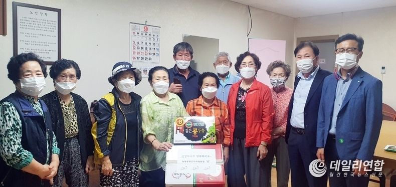 장명동 주민자치위원회, 경로당에 떡 간식 선물(사진=정읍시청)