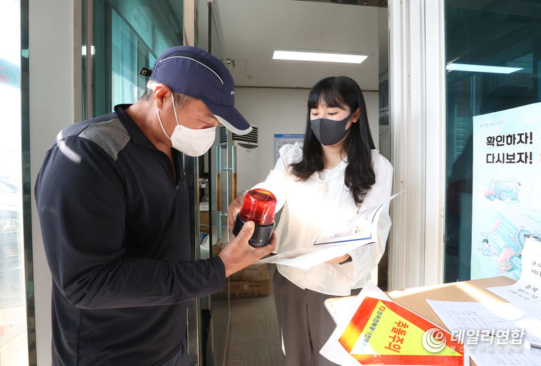 권역별 임대사업소를 방문하여 농기계 안전교육 교재 및 안전 물품 경광등, 반사판을 선착순으로 받는 모습(사진=임실군)