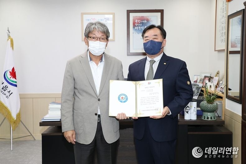 전북서남상공회의소 최종필 회장, 지역인재 양성을 위한 장학금 기탁(사진=정읍시청)