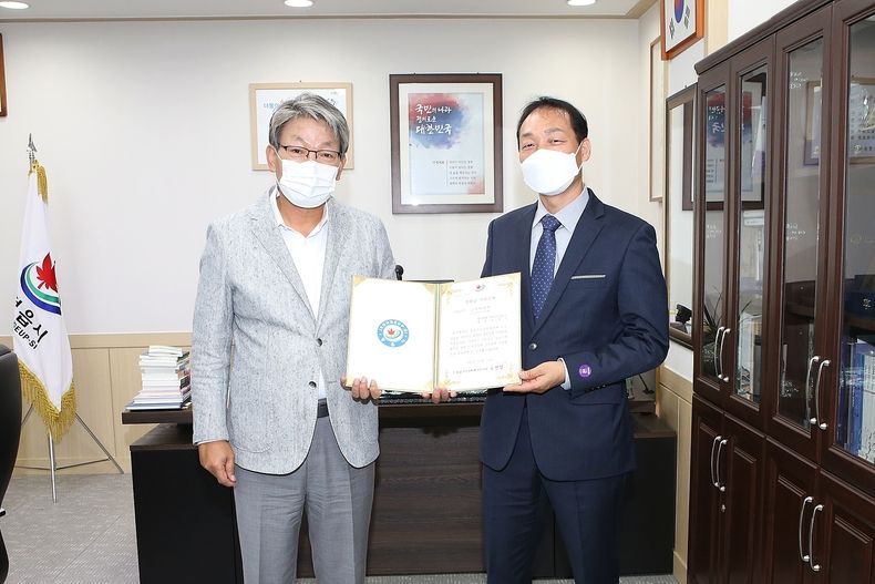 제이앤에스엔지니어링(주) 이경석 대표, 인재 양성을 위한 장학금 기탁(사진=정읍시청)
