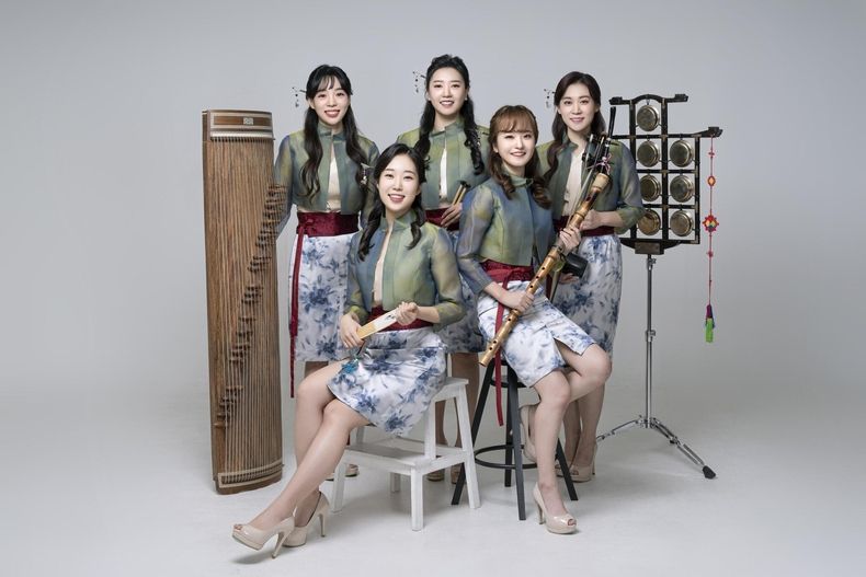 사진은 퓨전국악단 비단의 멤버들. 사진=전주시청