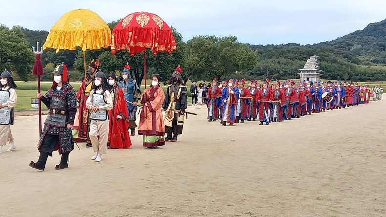 유네스코 세계문화유산지구에서의 행렬(자료제공=(사)마한백제문화예술제전위원회)