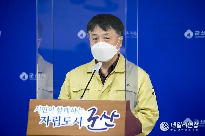군산시, 지난 주말 코로나19 확진자 18명 발생하여 백종현 보건소장 비대면 브리핑을 통해 개인방역 수칙이 지켜지지 않았다고 밝혔다.(사진=군산시)