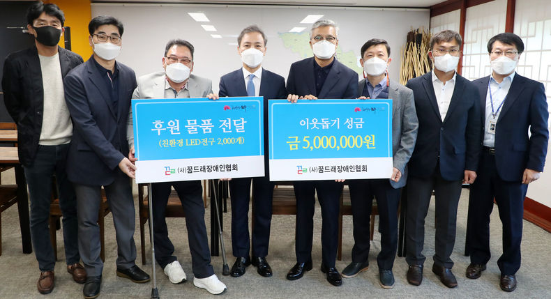 꿈드래장애인협회 하태복회장등이 김승수전주시장에게 장애인 가정을 위한 후원물품 및 성금을 전달하고 있다. 사진=전주시청