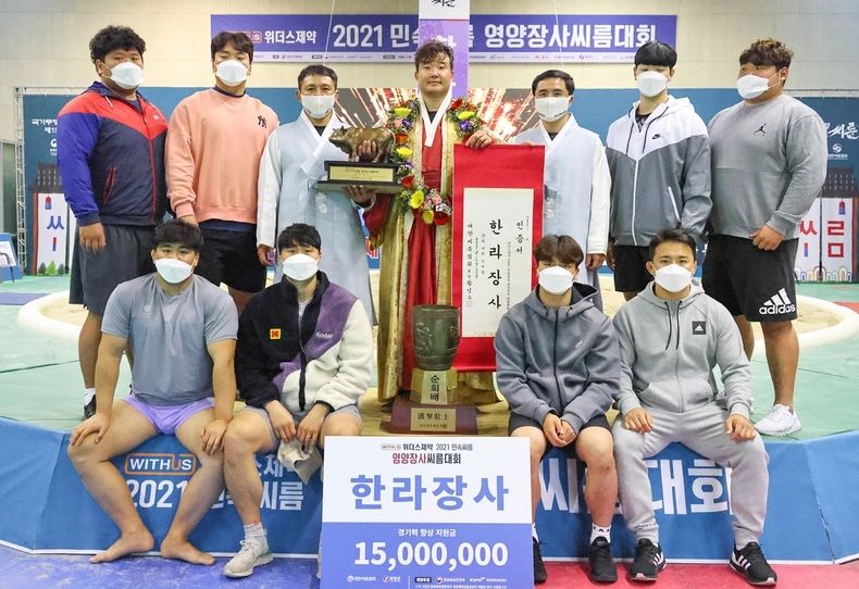 단풍미인씨름단 이승욱 선수, 들배지기로 ‘황소 트로피’ 들어 올렸다(사진=정읍시청)