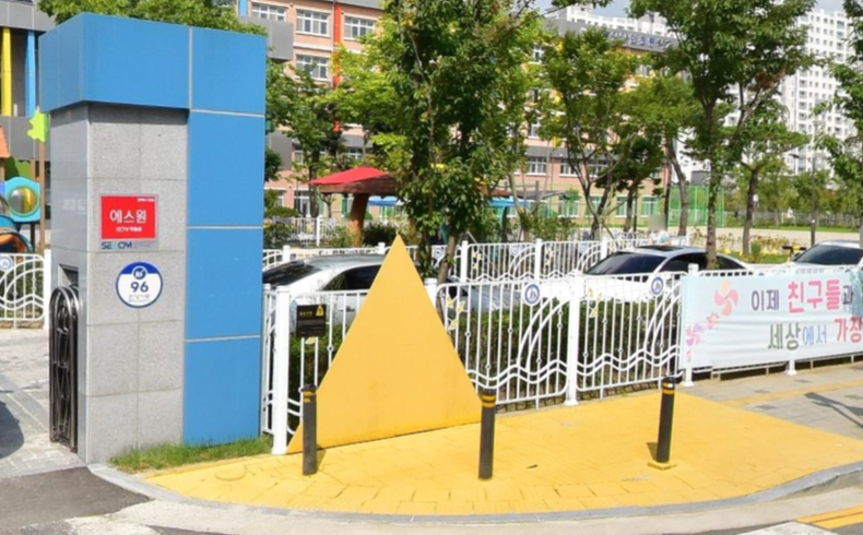 전주시내 한초등학교 정문앞에 어린이보호구역임을 알리는 옐로카펫이 깔려있다. 사진=전주시청