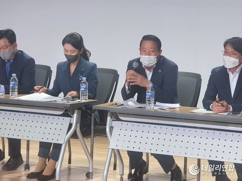거침없는 돌직구를 날리는 최영일 전라북도의회 부의장 (사진 오른쪽 두번째)(사진=데일리연합DB)