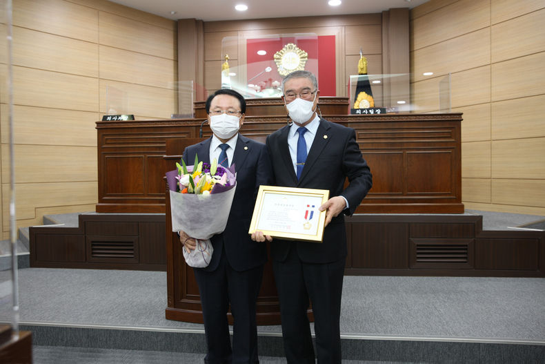 임실군의회 이성재 의원, (사진왼쪽) 지방의정봉사상 수상 (사진=임실군)