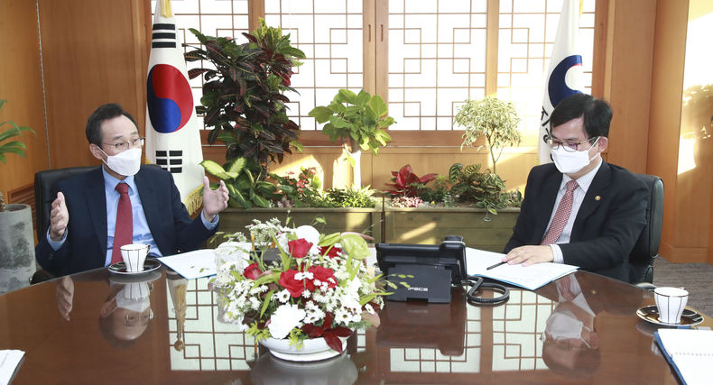 사진 = 송하진 도지사가 26일 농촌진흥청을 방문하여 허태웅 청장과 면담을 갖고 벼 병해충 피해가 농업재해로 인정되기 위한 세심한 기후분석을 당부하고 내년 벼 품종 다변화를 위한 공동 대응을 적극 건의하고 있다