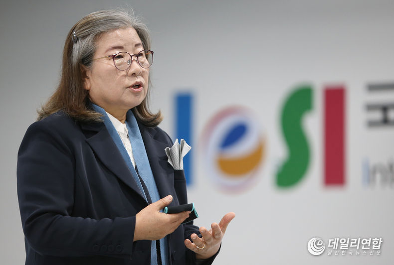 전옥이 이사장이 국제e스포츠친흥원 창립총회에 참여한 귀빈들에게 e스포츠 미래와 나아갈 방향 제시와 전망을 설명하고 있다.