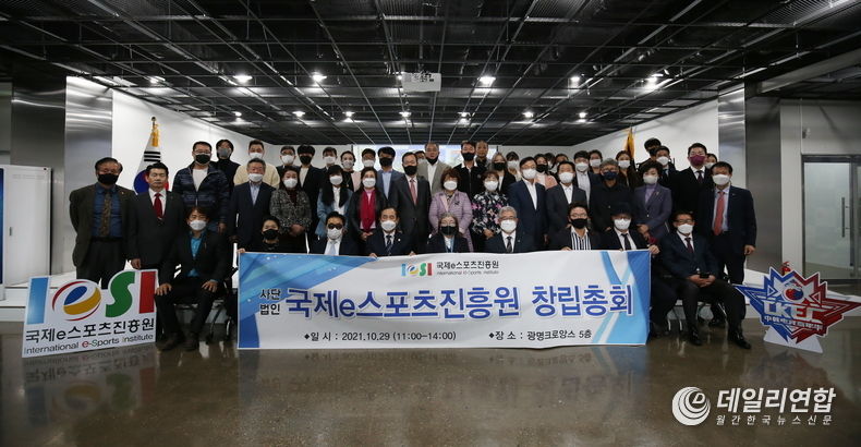 가칭 사단법인 국제e스포츠진흥원 창립총회 전옥이 이사장, 임직원들과 각 지회장을 비롯한 회원, 회원사 등, 이일규 의원(광명시의회), 이미란 단장(광명시 봉사단), 서주영 소장(통일연구소), 하만택 대표(코리아아츠그룹), 남동규 회장(국제미용건강총연합회), 서경자 봉사단당(사랑의 열매), 주용범 총괄본부장((주)웰티에스), 주민규 프로게이머(LOL(롤), 벤티바 대표이사) 등 참여한 기념사진