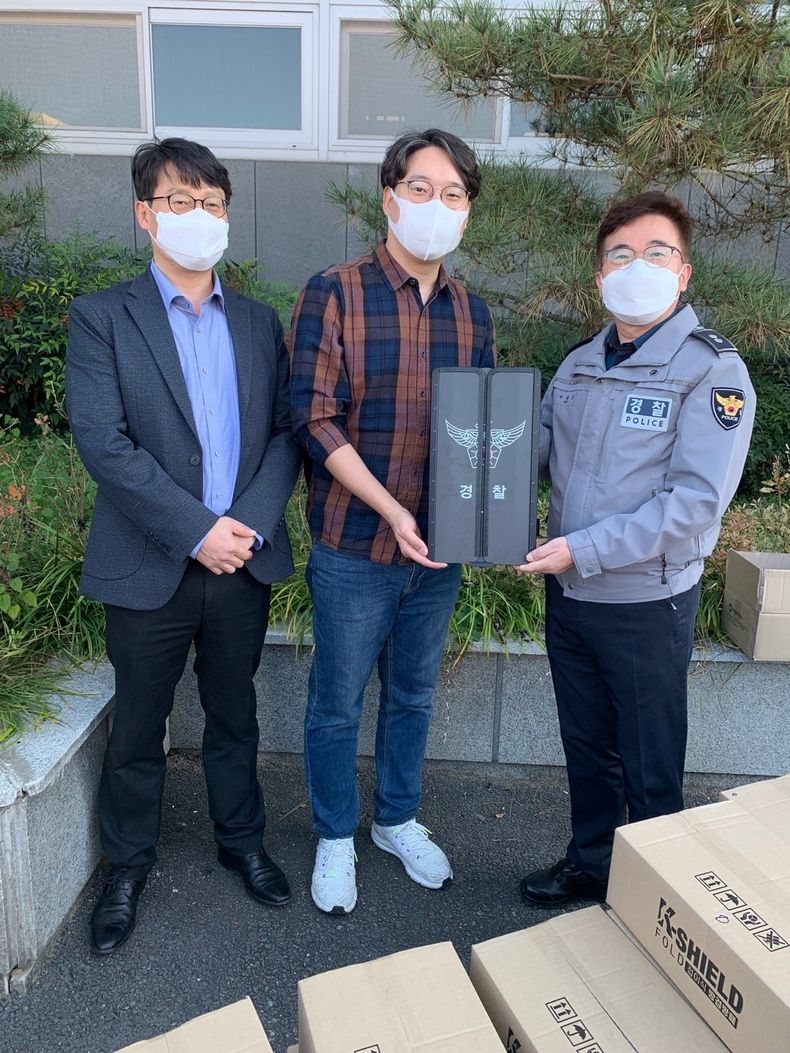경찰관 및 도민 안전을 위한 초경량 접이식 방검방패 57점을 전주 완산경찰서와 덕진경찰서에 전달(사진=전라북도경찰청)