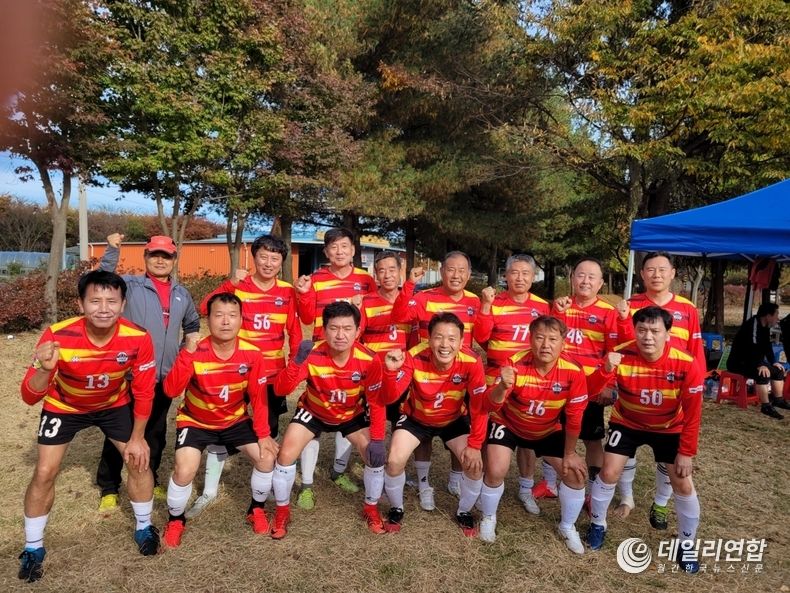 완주군 축구협회장배 축구대회에 참가한 구이OB팀 - 감독 전중운, 코치 박민수 . 정종문(사진=데일리연합DB)